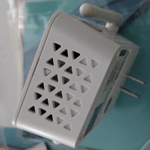 Netgear Wifi Range Extender  EX6100v2 - Picture 7 of 8